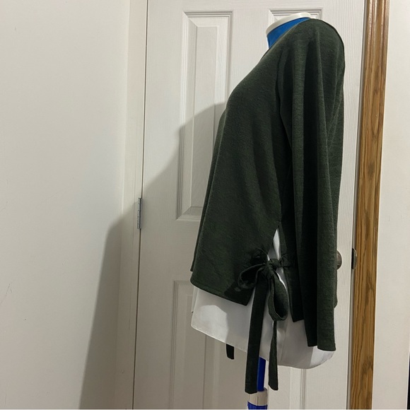 Dorothy Perkins women green knit and white polyester pullover top. Size 16. Used - Picture 2 of 8